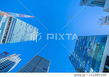 日本の東京都市景観 航空機…明日へ…脱コロナ、航空需要回復…。渋谷の摩天楼…希望の時代へ 日本の東京都市景観 航空機…明日へ…脱コロナ、航空需要回復…。渋谷の摩天楼…希望の時代へ 111085330