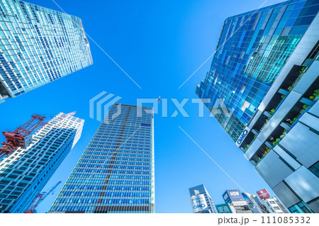日本の東京都市景観 航空機…明日へ…脱コロナ、航空需要回復…。渋谷の摩天楼…希望の時代へ 111085332