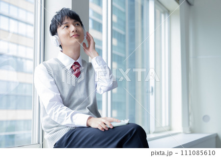 学生 スマホを見ている男子学生 学生 スマホを見ている男子学生 111085610