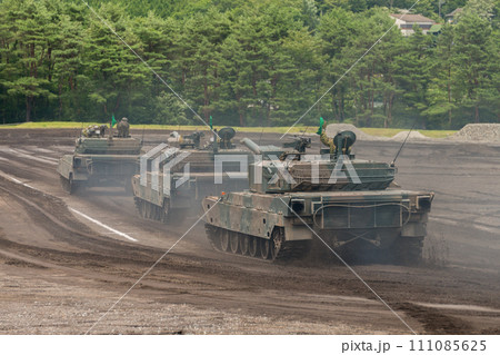 走行する陸上自衛隊90式戦車 走行する陸上自衛隊90式戦車 111085625