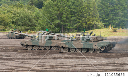 走行する陸上自衛隊90式戦車 走行する陸上自衛隊90式戦車 111085626
