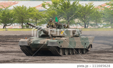 走行する陸上自衛隊90式戦車 走行する陸上自衛隊90式戦車 111085628