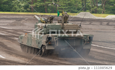 走行する陸上自衛隊90式戦車 111085629