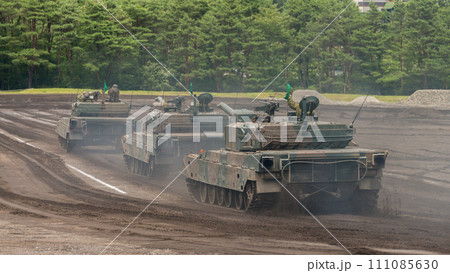 走行する陸上自衛隊90式戦車 111085630