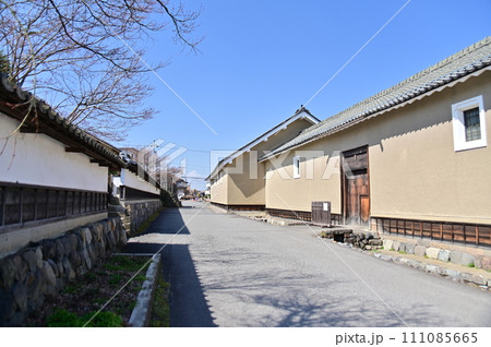 豪商の館田中本家の蔵と屋敷の間の道 111085665