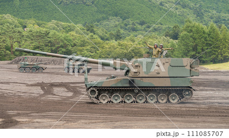 走行する陸上自衛隊99式自走155mm榴弾砲 走行する陸上自衛隊99式自走155mm榴弾砲 111085707