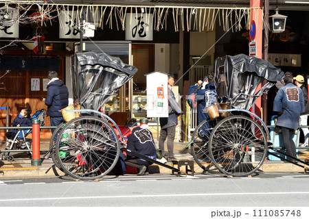 浅草の人力車乗り場に控える客待ちの人力車 浅草の人力車乗り場に控える客待ちの人力車 111085748