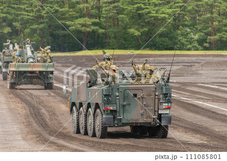 走行する陸上自衛隊特科教導隊の96式装輪装甲車 走行する陸上自衛隊特科教導隊の96式装輪装甲車 111085801