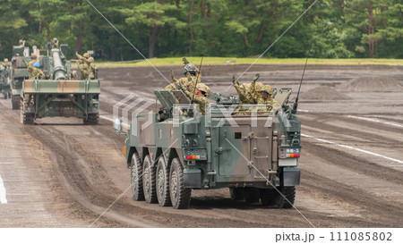 走行する陸上自衛隊特科教導隊の96式装輪装甲車 111085802