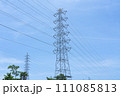 青空にそびえ立つ送電線 111085813