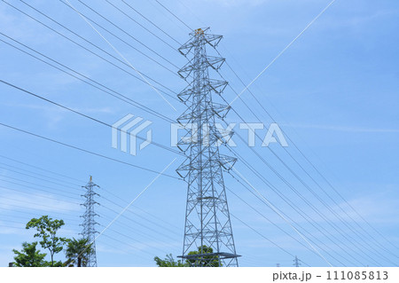 青空にそびえ立つ送電線 111085813