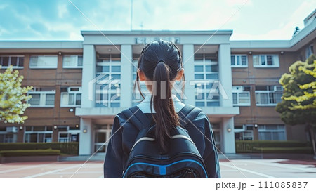 学校に向かう女子高生の後ろ姿　Generative AI 111085837