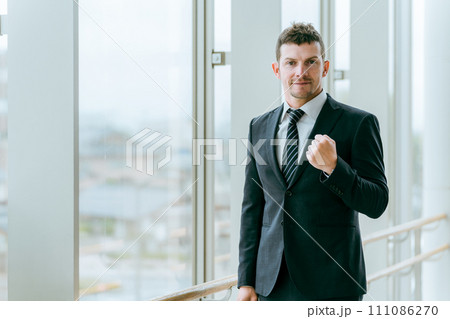 ガッツポーズをする外国人ビジネスマン(白人男性・応援・成功・やる気・期待・やりがい) ガッツポーズをする外国人ビジネスマン(白人男性・応援・成功・やる気・期待・やりがい) 111086270