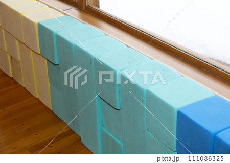積み木、ブロック、スポンジ、体育館、ホール、幼稚園、玩具、幼児、子ども、幼児玩具、体操、体育、運動 111086325