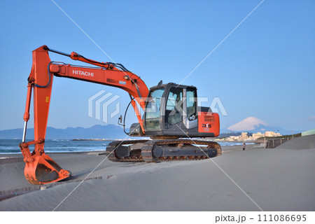 砂浜の整備をするパワーショベル車 111086695