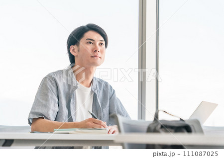 大学・短大・専門学校・予備校で講義を受ける大学生（高校生・学生・塾・予備校） 111087025