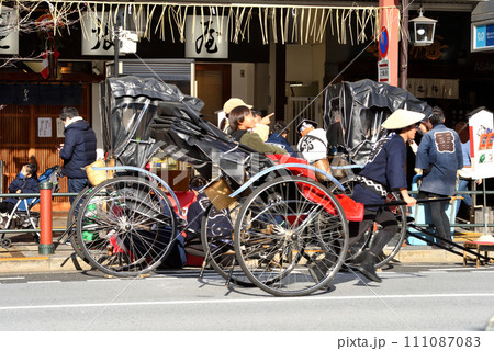 浅草の人力車乗り場に控える客待ちの人力車 浅草の人力車乗り場に控える客待ちの人力車 111087083