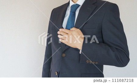 胸に手を当てるビジネスマン｜安心・おまかせポーズ 111087218