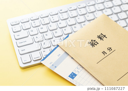 キーボードと給料袋とタイムカード 111087227