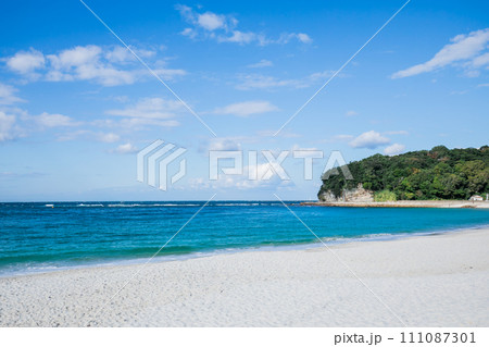 和歌山　白良浜のビーチ 111087301