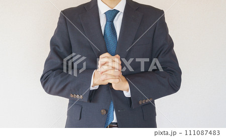 祈るビジネスマン　イメージ 111087483