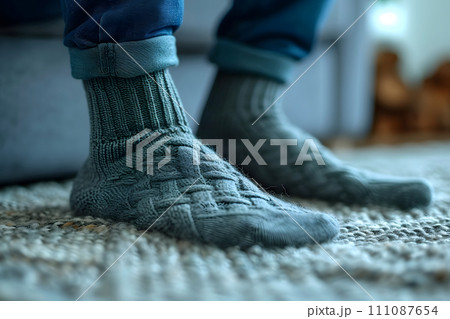 男性が部屋で靴下をはいている足もとの写真 111087654