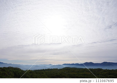 秋の鱗雲と稜線の滝雲 秋の鱗雲と稜線の滝雲 111087695