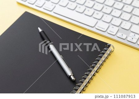 キーボードと筆記用具 キーボードと筆記用具 111087913