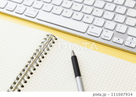 キーボードと筆記用具 キーボードと筆記用具 111087914