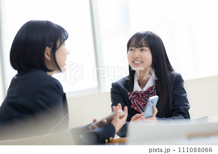 放課後教室で友達とおしゃべりする女子高校生 撮影協力:有明教育芸術短期大学 放課後教室で友達とおしゃべりする女子高校生 撮影協力:有明教育芸術短期大学 111088066