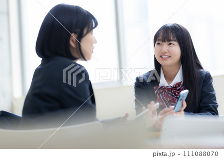放課後教室で友達とおしゃべりする女子高校生　撮影協力：有明教育芸術短期大学 111088070