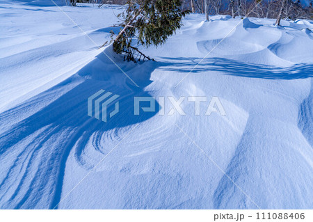 【雪素材】シュカブラ・風雪紋【長野県】 111088406