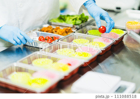 弁当を作る食品工場の女性　顔無し 111088518