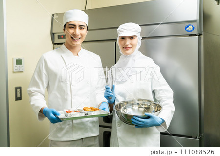 食品工場で働く若い男女 111088526