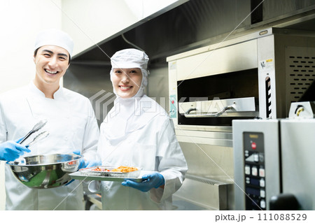 食品工場で働く食品衛生管理者 食品工場で働く食品衛生管理者 111088529