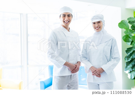 食品工場で働く食品衛生管理者 111088530