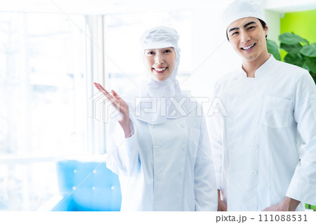 食品工場を案内する食品衛生管理者 食品工場を案内する食品衛生管理者 111088531