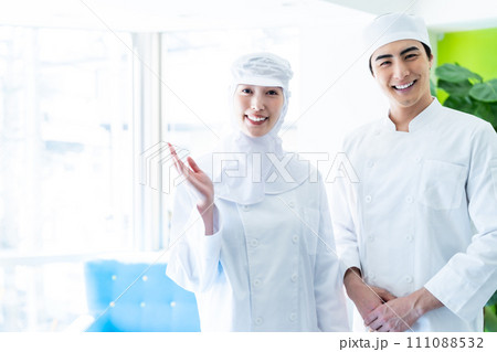 食品工場を案内する食品衛生管理者 111088532