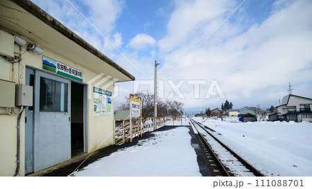 冬の秋田内陸線　羽後太田駅ホーム待合所 111088701
