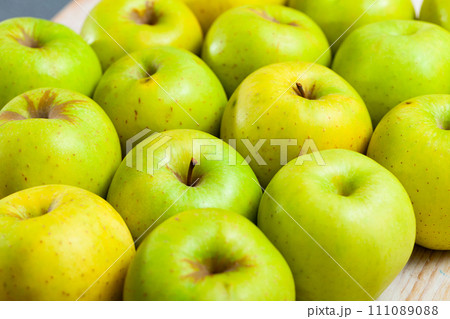 Many of ripe green apples on the wooden table 111089088