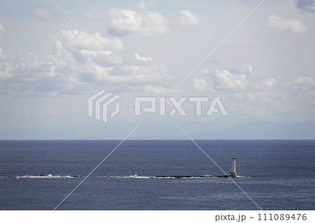 岩礁に建つ灯標と大海原 111089476