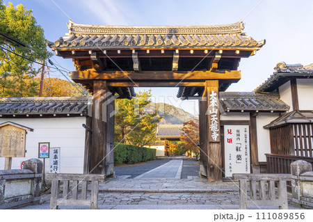 秋の京都　嵯峨嵐山　天龍寺　総門 111089856