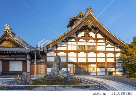 秋の京都　嵯峨嵐山　天龍寺　庫裏と紅葉 111089860