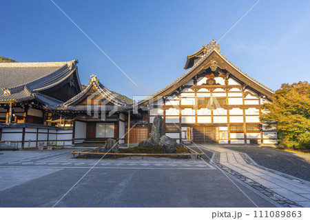 秋の京都 嵯峨嵐山 天龍寺 庫裏と紅葉 秋の京都 嵯峨嵐山 天龍寺 庫裏と紅葉 111089863