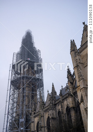 Scaffolding on Saint Michel church in Bordeaux city 111090138