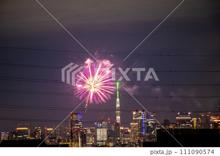 日本の川崎都市景観 4年ぶり多摩川花火大会。川崎市制記念多摩川花火大会の会場側。奥に六本木ヒルズなど 111090574