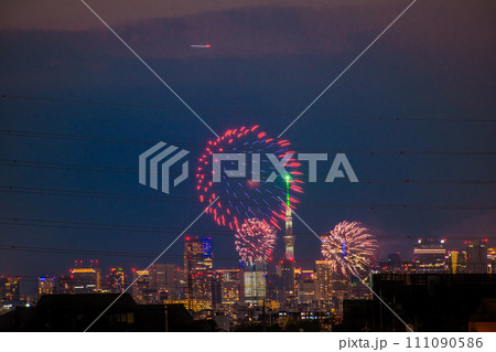 日本の川崎都市景観 4年ぶり多摩川花火大会。川崎市制記念多摩川花火大会の会場側。奥に六本木ヒルズなど 111090586
