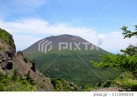 黒斑山山道　槍ヶ鞘から前掛山・浅間山を望む 111090658
