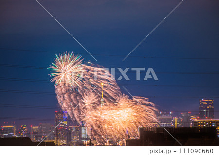 日本の川崎都市景観 4年ぶり多摩川花火大会。川崎市制記念多摩川花火大会の会場側。奥に六本木ヒルズなど 111090660