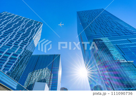 日本の東京都市景観 希望の光…航空機・連続P、渋谷駅に繋がるビル群・100年に一度の再開発…明日へ 111090736
